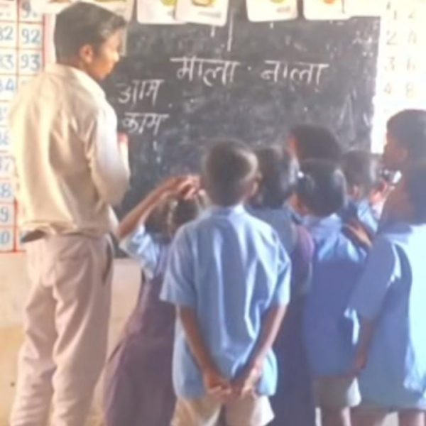 टूटी छत तले भविष्य की पढ़ाई: बीजापुर की&hellip;