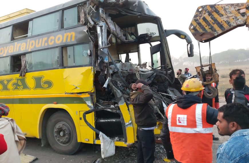 नेशनल हाईवे पर खड़े ट्रेलर से टकराई रॉयल बस, 16 यात्री घायल; 11 की हालत गंभीर