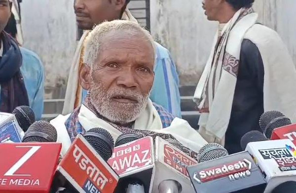 जमीन नापने के बदले बकरा रुपए मांगने का&hellip;