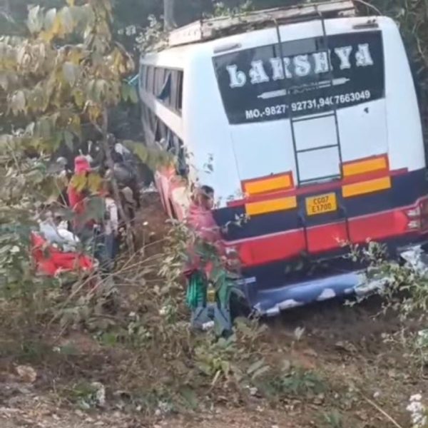 कोहरे में पेड़ से टकराई तिरुपति दर्शन जा&hellip;