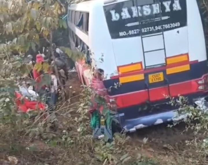 कोहरे में पेड़ से टकराई तिरुपति दर्शन जा&hellip;