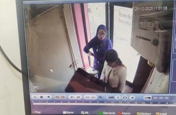 एटीएम में पैसा डालने गई थी कर्मचारी, आंखों&hellip;