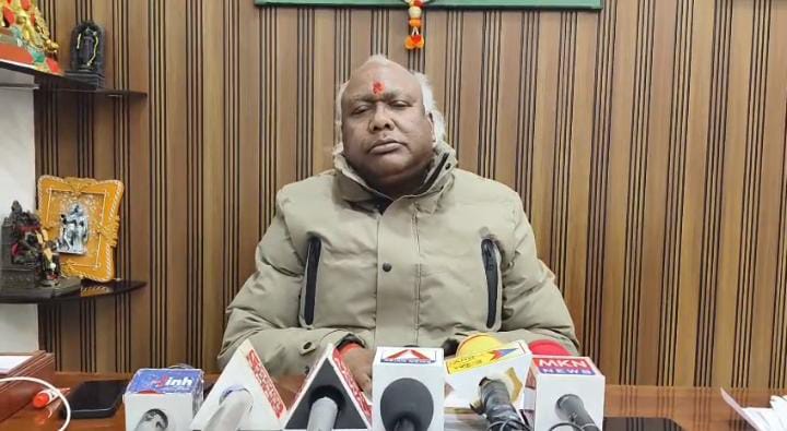 अंबिकापुर में सड़क निर्माण में भ्रष्टाचार की आशंका, रात में बनी सड़क सुबह उखड़ी, वीडियो वायरल