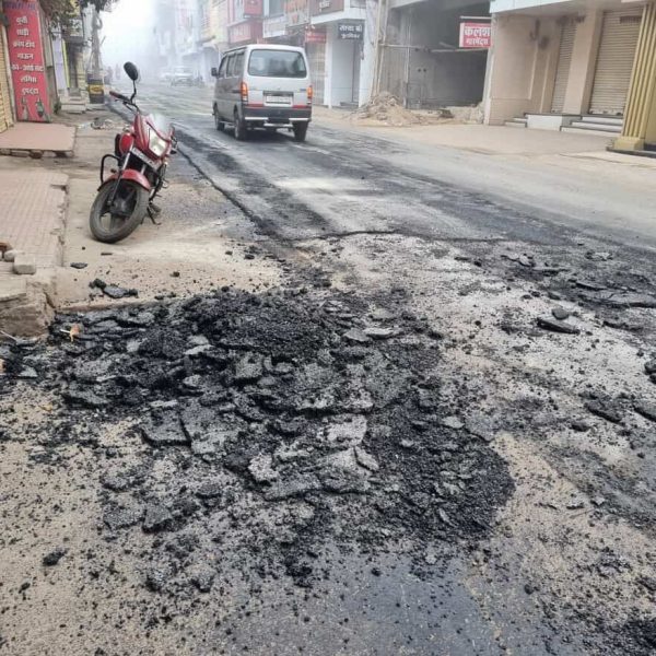 रात में बनी सड़क, सुबह बेलचे से समेटी&hellip;