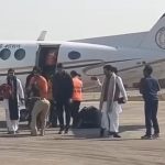 सरकारी विमान से कथा वाचक को सुविधा, पुलिस अधिकारी का पैर छूना: उठे संवैधानिक मर्यादा पर सवाल