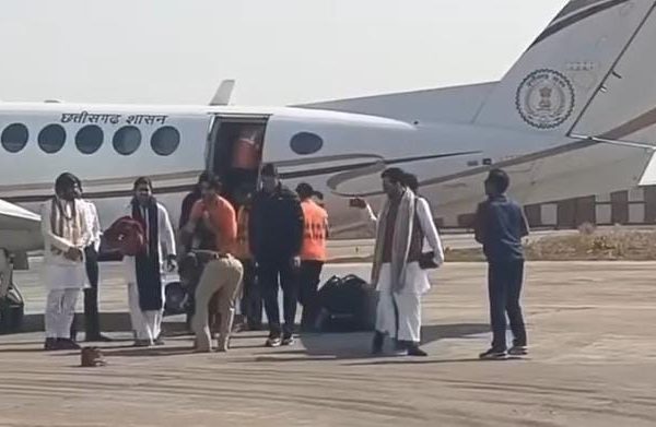 सरकारी विमान से कथा वाचक को सुविधा, पुलिस&hellip;