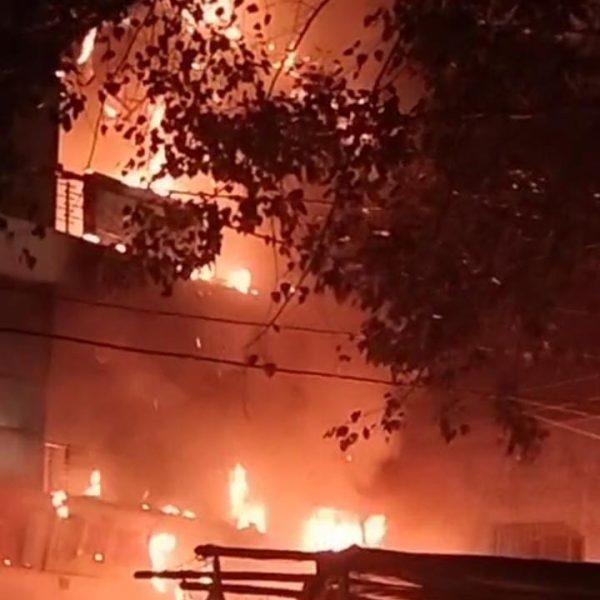 मोबाइल दुकान में भीषण आग, ऊपरी मंजिल में&hellip;