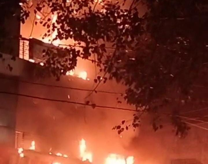 मोबाइल दुकान में भीषण आग,&hellip;