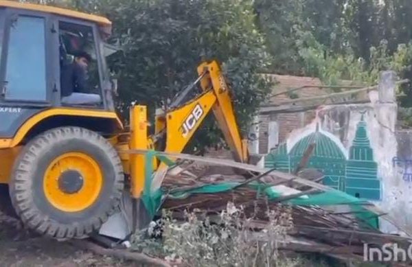 मस्जिद पर चला बुलडोजर, शिकायत के बाद प्रशासन&hellip;