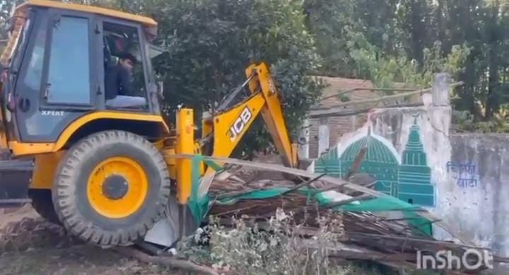 मस्जिद पर चला बुलडोजर, शिकायत के बाद प्रशासन&hellip;