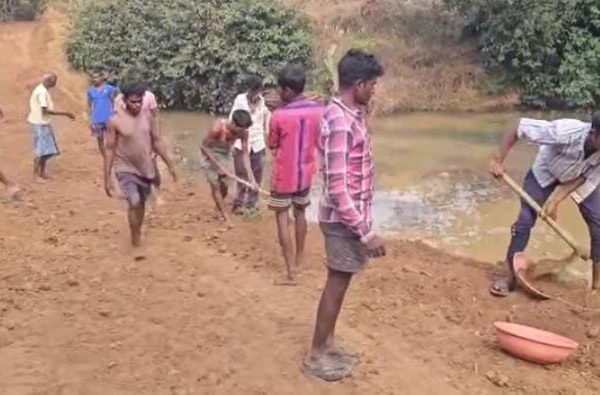 ग्रामीणों ने खुद बना लिया रपटा, 15 साल&hellip;