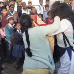 महिला ने बीच सड़क पर स्कूली छात्रा को पीटा, झूमाझटकी का वीडियो आया सामने