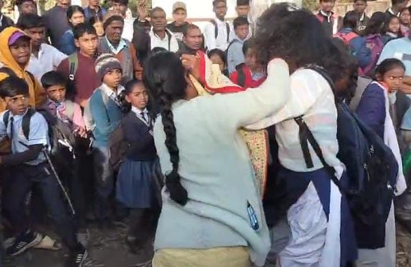 महिला ने बीच सड़क पर स्कूली छात्रा को&hellip;