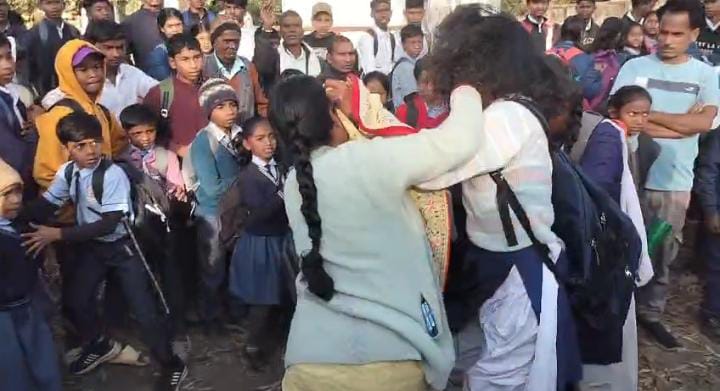 महिला ने बीच सड़क पर स्कूली छात्रा को&hellip;