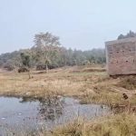 चार दशक पुराने जलाशय पर कब्जे का आरोप, सैकड़ों ग्रामीण पहुंचे कलेक्टर के पास