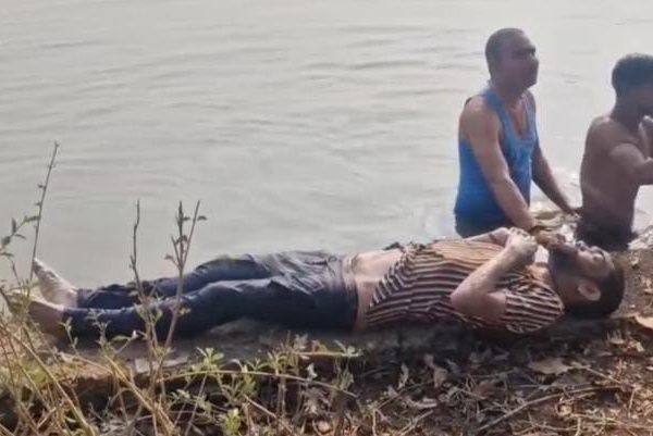 गाली देने पर दोस्त का कत्ल: तालाब में&hellip;