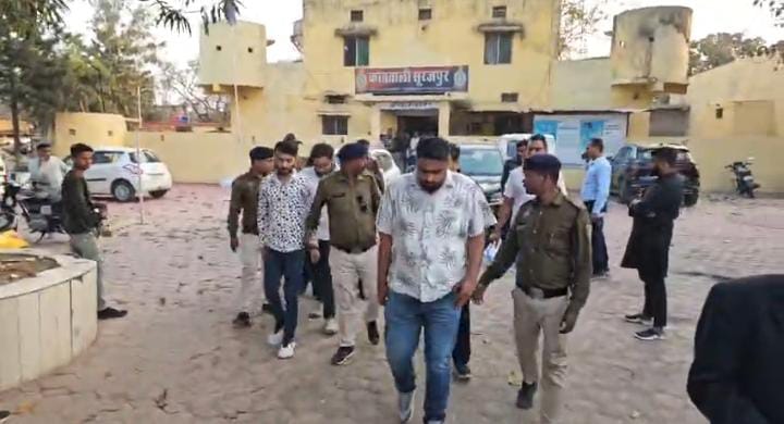 बीच सड़क पर बर्थडे पार्टी: सात रहिशजादे गिरफ्तार,&hellip;